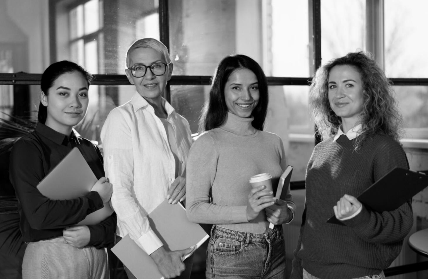 Équipe collaborant sur un projet de formation financière